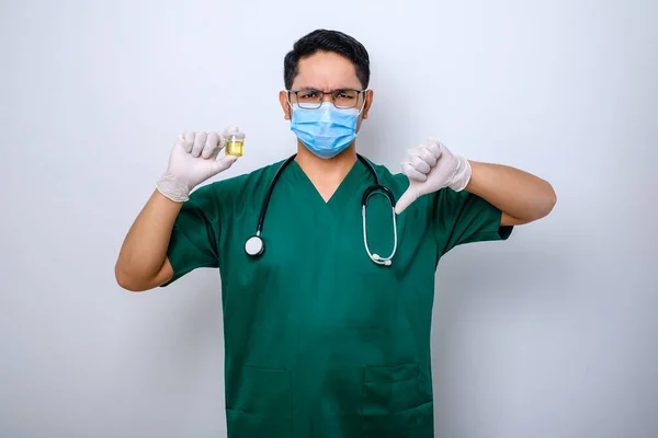 Médico Asiático Serio Sosteniendo Olla Orina Mientras Muestra Pulgar Hacia — Foto de Stock