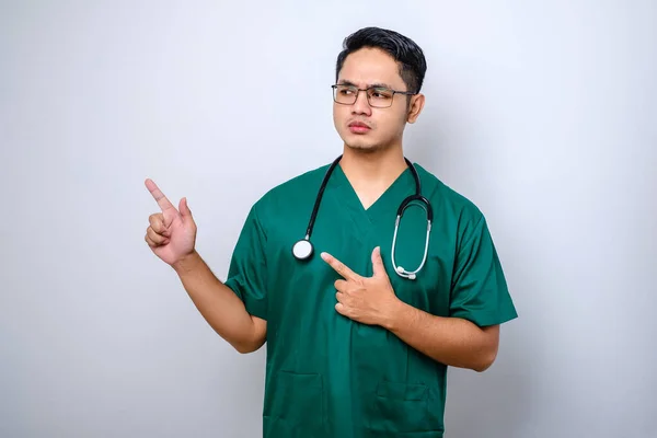 Médico Asiático Guapo Serio Enfermera Matorrales Estetoscopio Señalando Los Dedos — Foto de Stock