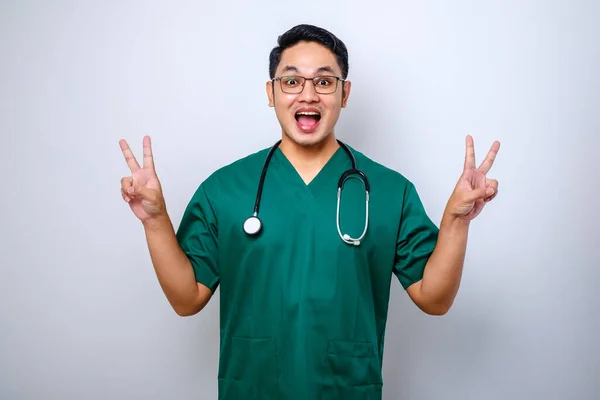 Feliz Asiático Médico Masculino Enfermera Matorrales Mostrando Paz Kawaii Gesto — Foto de Stock