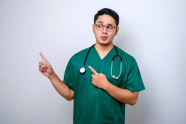 Sérieux Beau Médecin Asiatique Infirmière Blouse Stéthoscope Pointant Doigt Coin — Photo