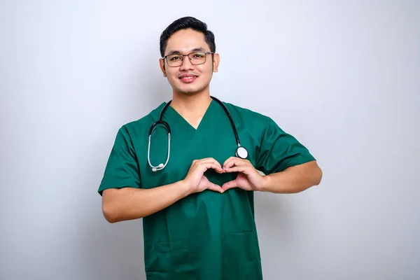 Adorável Cuidar Asiático Médico Masculino Médico Esfrega Mostrando Gesto Coração — Fotografia de Stock