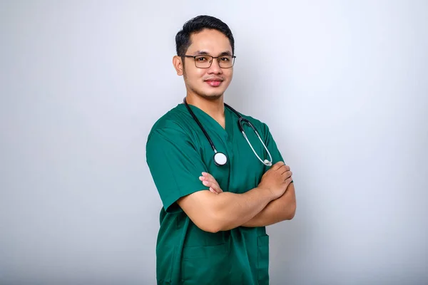 职业英俊的亚裔医生 戴着眼镜和刷子的医务工作者 双臂交叉 面带微笑 与白人背景隔离 — 图库照片