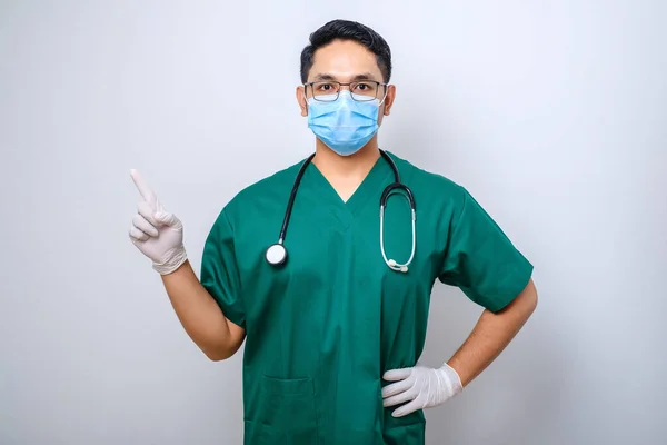 Retrato Enfermero Asiático Médico Señalando Con Los Dedos Hacia Izquierda — Foto de Stock
