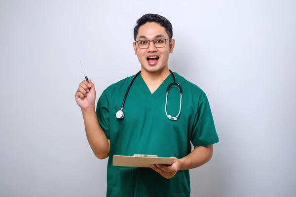 Alegre Asiático Hombre Enfermera Doctor Tener Bueno Idea Mientras Holding — Foto de Stock