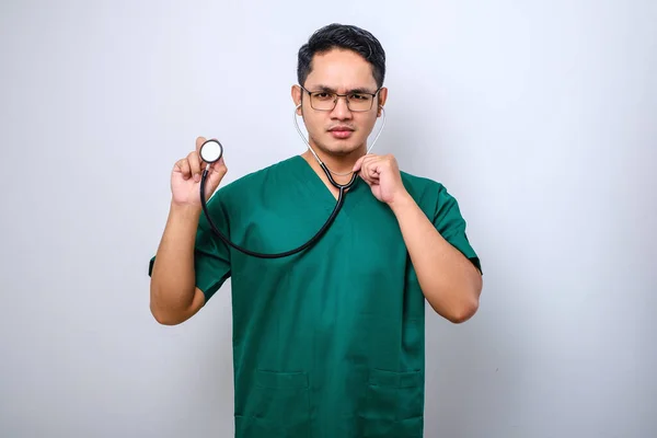 Ciddi Asyalı Erkek Hemşire Doktor Hasta Akciğerlerini Steteskop Kullanarak Inceleyecek — Stok fotoğraf