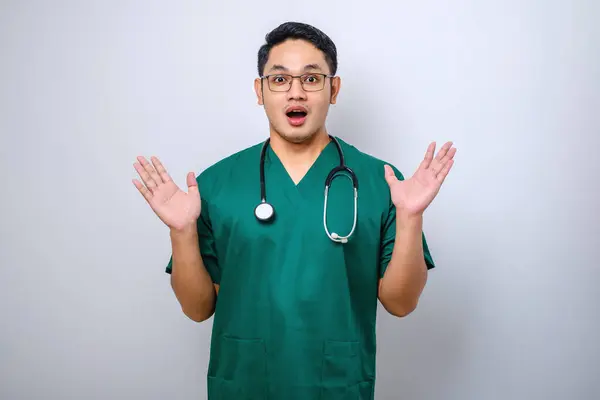 驚くほど楽しいアジア系男性看護師や医師のクローズアップ 医師は素晴らしいニュースを聞きます 手を上げ 白い背景に隔離されたカメラを見て — ストック写真