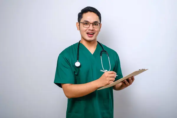 Alegre Amigable Médico Masculino Asiático Médico Con Portapapeles Durante Chequeo — Foto de Stock