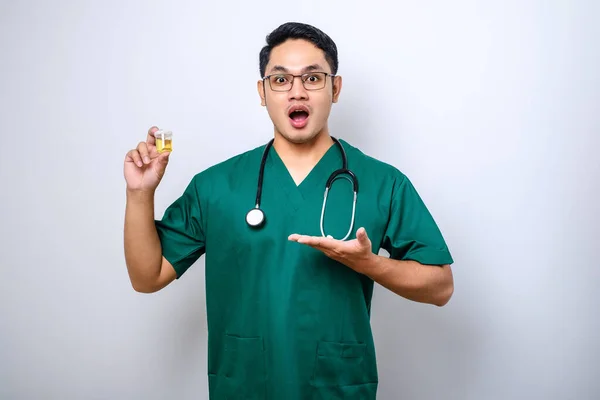 Verrast Aziatische Mannelijke Verpleegkundige Arts Wijzen Tonen Urine Pot Monster — Stockfoto