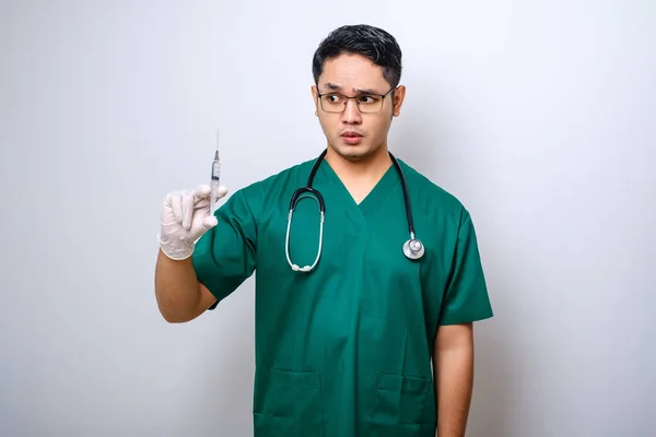 Médico Masculino Asiático Serio Usando Guantes Goma Exfoliantes Mirando Asombrado — Foto de Stock
