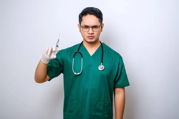 Médico Masculino Asiático Serio Usando Guantes Goma Exfoliantes Mirando Asombrado — Foto de Stock