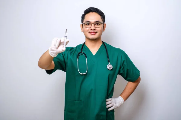 Confiante Asiático Enfermeira Masculina Médico Esfoliação Verde Luvas Borracha Segurando — Fotografia de Stock