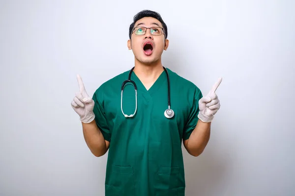 Verrast Nieuwsgierig Mannelijke Verpleegster Groene Scrubs Wijzende Vingers Omhoog Informeren — Stockfoto