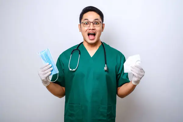 Alegre Joven Asiático Médico Masculino Enfermera Matorrales Sonriendo Entrega Máscaras — Foto de Stock