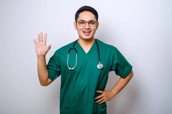 Amigável Aparência Sorridente Asiático Médico Masculino Médico Esfrega Mão Acenando — Fotografia de Stock