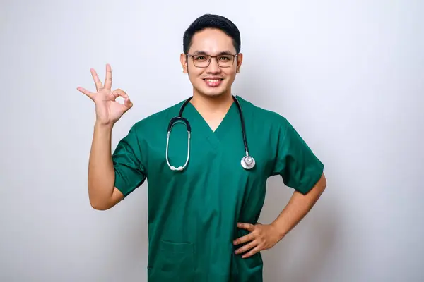Lächelnder Asiatischer Arzt Pflegepersonal Mit Peelings Gummihandschuhen Alles Ordnung Zeigt — Stockfoto