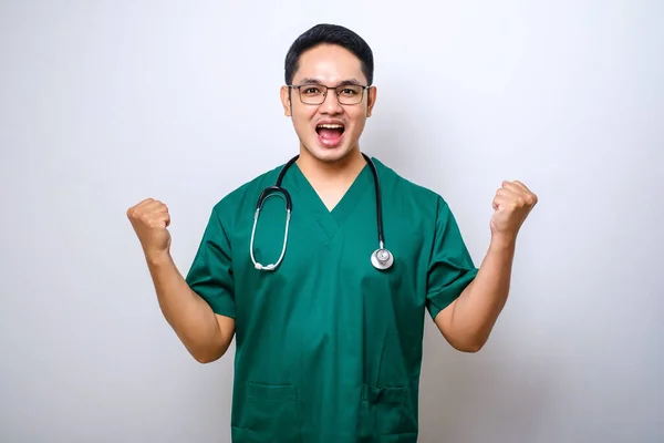 Joven Enfermera Asiática Médico Hombre Pie Sobre Fondo Blanco Aislado — Foto de Stock