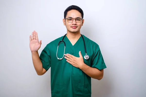 Sorrindo Honesto Asiático Masculino Enfermeira Médico Estagiário Esfoliação Dando Promessa — Fotografia de Stock
