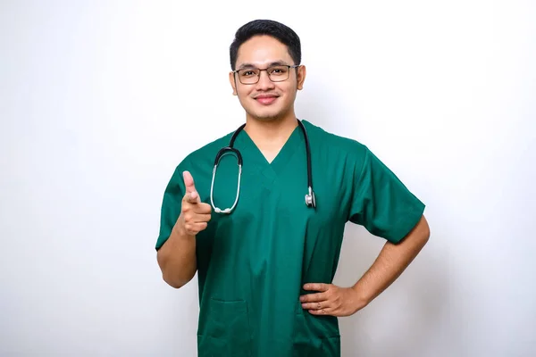 Confiante Sorrindo Asiático Médico Masculino Enfermeira Esfrega Apontando Dedo Para — Fotografia de Stock