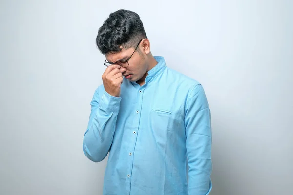 Mladý Pohledný Asijský Muž Ležérní Košili Stojí Nad Izolovaným Bílým Stock Fotografie