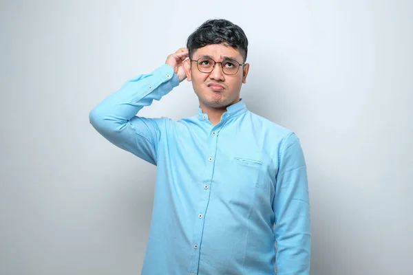 Hezký Mladý Asijský Muž Sobě Ležérní Košili Brýle Stojící Šokovaným Stock Snímky