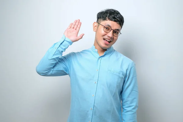 Mladý Pohledný Asijský Muž Ležérní Košili Stojící Nad Bílým Pozadím Stock Obrázky