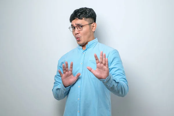 Mladý Pohledný Asiat Neformální Košili Stojící Nad Bílým Pozadím Uhýbá Royalty Free Stock Obrázky