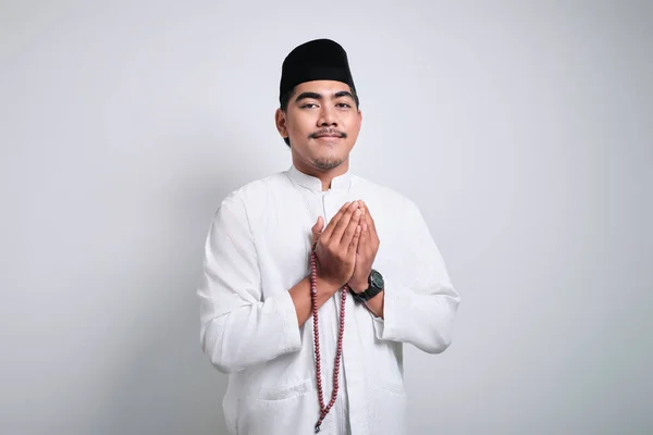 Usmívající Asijský Muslim Muž Bílém Modlitebním Oblečení Modlí Bohu Stojící — Stock fotografie