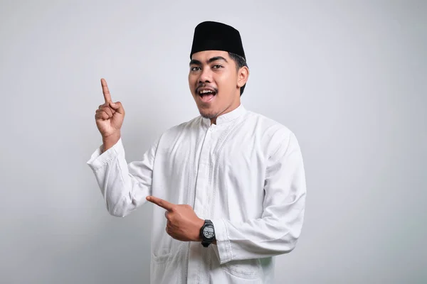 Glimlachende Aziatische Jonge Moslim Man Witte Stolsels Schedel Dop Wijzen — Stockfoto