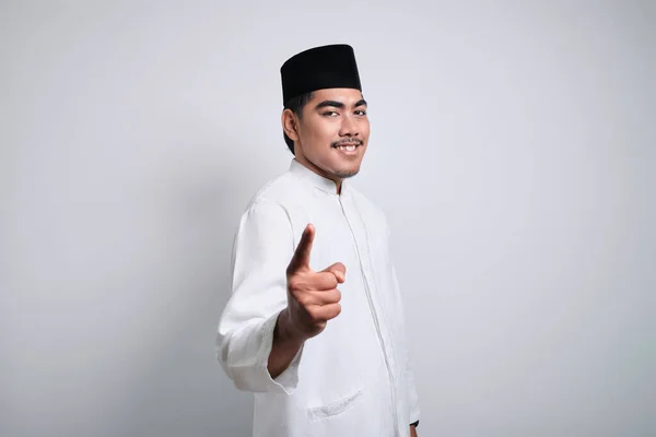 Pria Muslim Asia Yang Ceria Dengan Pakaian Putih Menunjuk Depan — Stok Foto