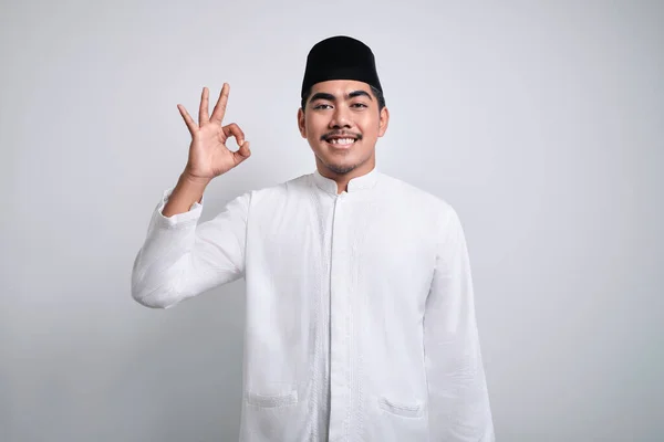 Asiatisk Muslim Man Vita Kläder Och Svart Dödskalle Mössa Ger — Stockfoto
