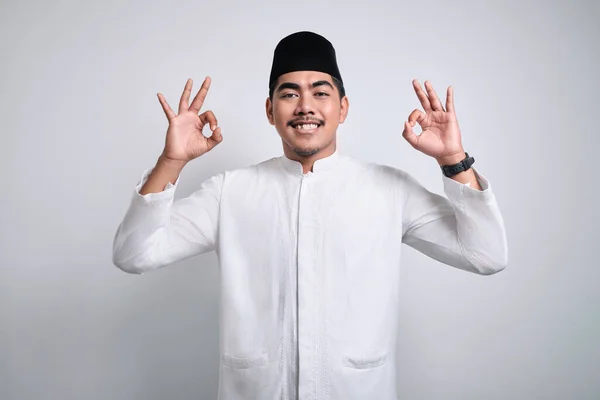 Pria Muslim Asia Tersenyum Dengan Pakaian Putih Dan Topi Tengkorak — Stok Foto