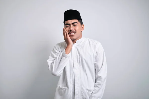 Asiatisk Muslimsk Man Vita Kläder Som Vidrör Kinden Och Lider — Stockfoto