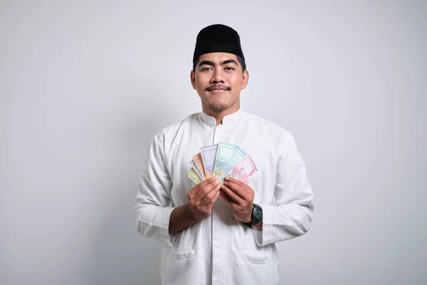 Uśmiechnięty Muzułmanin Azjatycki Białych Ubraniach Trzyma Rupii Pieniądze Papier Stojący — Zdjęcie stockowe