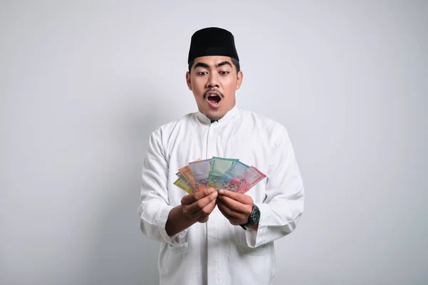 Sorrindo Asiático Muçulmano Homem Roupas Brancas Segurando Rupias Dinheiro Papel — Fotografia de Stock
