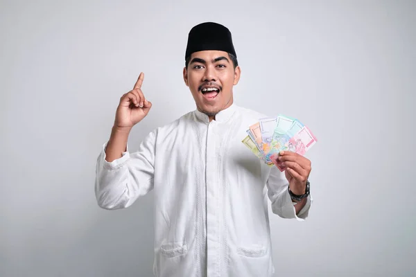 Azjatycki Muzułmanin Białych Ciuchach Czarnej Czaszce Trzymający Rupii Papierowe Pieniądze — Zdjęcie stockowe