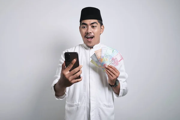 Spännande Asiatisk Muslim Man Bär Mössa Och Glasögon Håller Smart — Stockfoto