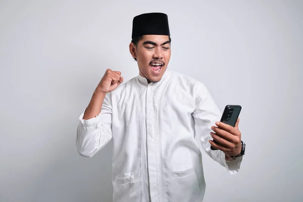 Beyaz Elbiseli Asyalı Müslüman Adam Akıllı Telefon Tutuyor Cep Telefonu — Stok fotoğraf