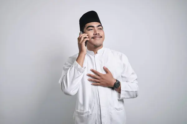 Happy Asian Muslim Pria Berpakaian Putih Melakukan Panggilan Telepon Dengan — Stok Foto
