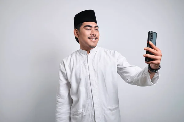 Wesoły Młody Azjatycki Muzułmanin Robi Wideo Rozmowy Lub Selfie Nakręcony — Zdjęcie stockowe
