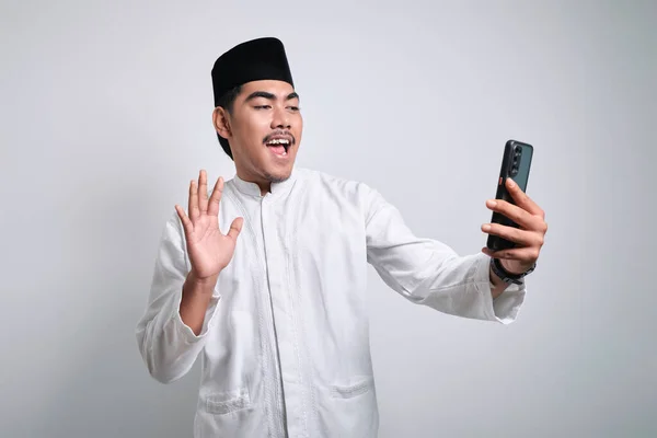 Wesoły Młody Azjatycki Muzułmanin Robi Wideo Rozmowy Lub Selfie Nakręcony — Zdjęcie stockowe