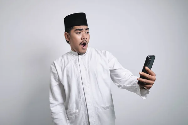 Asiatischer Muslimischer Mann Weißer Kleidung Smartphone Der Hand Siegergeste Mobiltelefon — Stockfoto