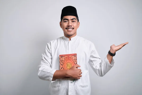 Beyaz Elbiseli Gülümseyen Asyalı Müslüman Kuran Arapça Yazısı Ile Yazılmış — Stok fotoğraf