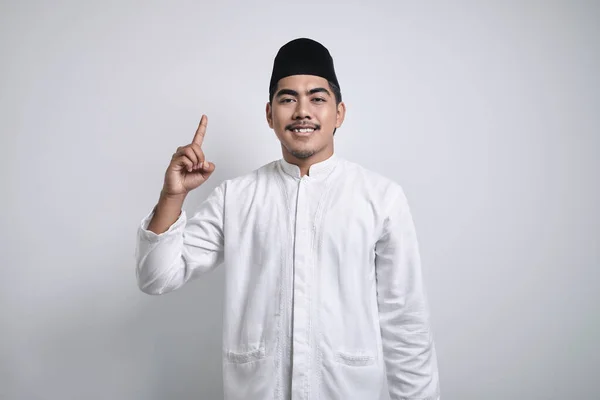 Veselý Mladý Asijský Muslim Muž Bílém Oblečení Ukazuje Prsty Nahoru — Stock fotografie
