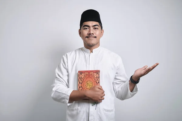 Uśmiechnięty Muzułmanin Azjatycki Białych Ubraniach Uśmiechnięty Trzymający Dłoniach Książkę Quran — Zdjęcie stockowe