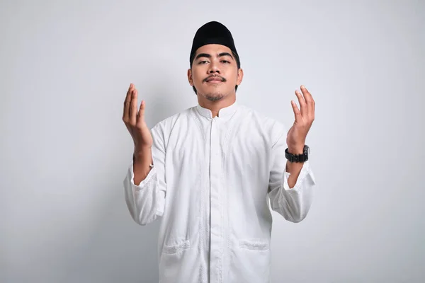 Asiatisk Muslim Man Vita Bönekläder Till Gud Stående Över Vit — Stockfoto
