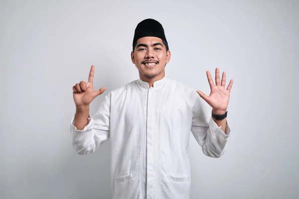 Muslim Asia Pria Mengenakan Pakaian Kasual Menunjukkan Dan Menunjuk Atas — Stok Foto