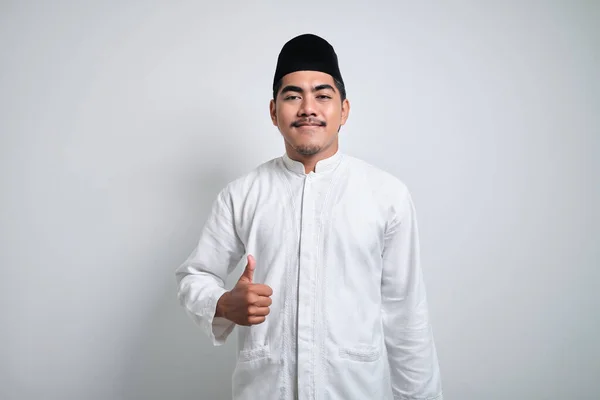 Genç Asyalı Müslüman Adam Kopyalama Alanına Baş Parmağını Gösteriyor Kameraya — Stok fotoğraf