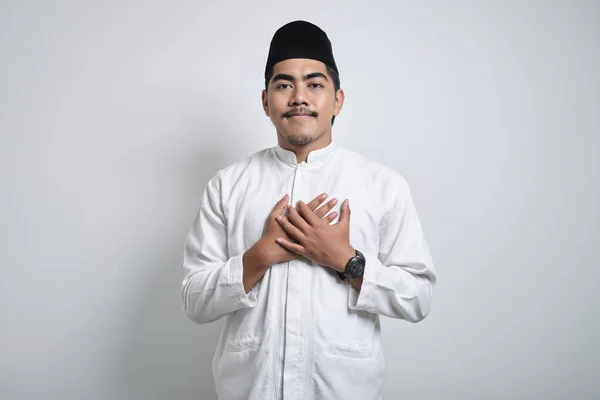 Muslim Asia Pria Mengenakan Pakaian Santai Tersenyum Dengan Tangan Dada — Stok Foto