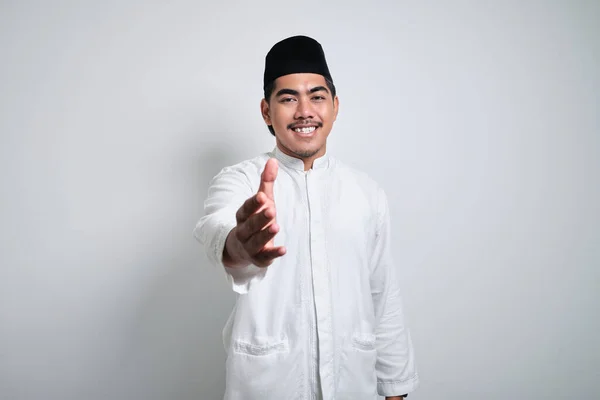 Asijské Muslim Muž Bílém Modlitebním Oblečení Stojící Nad Izolované Bílé — Stock fotografie