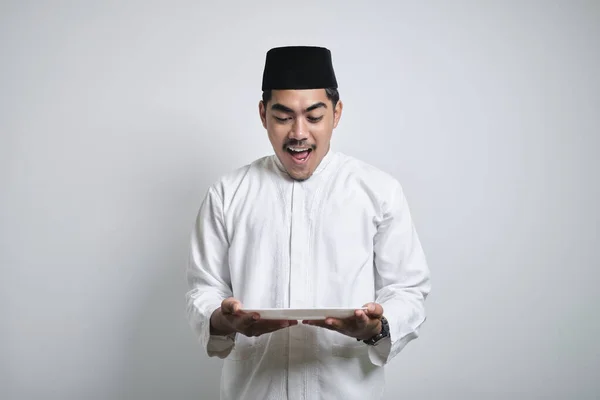 Podekscytowany Azji Muzułmanin Człowiek Patrząc Pusty Talerz Obiad Pokazując Trzymając — Zdjęcie stockowe